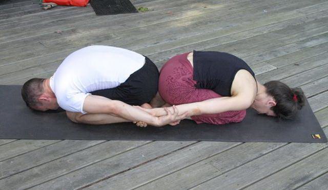 Расслабляющая поза йоги для двоих