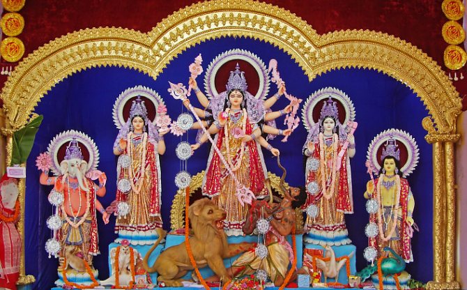 Богиня Дурга, Дурга, демон, победа над демоном, ведические истории, ведическая культура, изобпажение Дурги, статуя Дурги