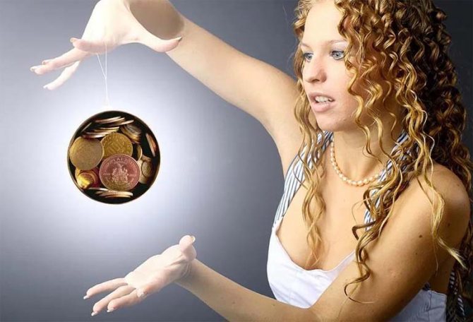 Девушкой и денежным шаром, притягивающая деньги