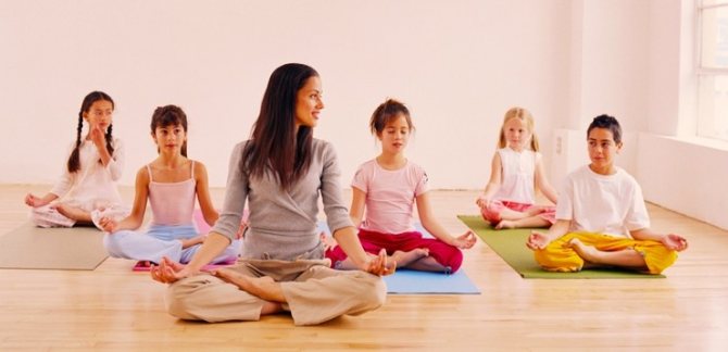 Йога для детей (19 фото): позы детской йоги для малышей 3-6 лет и детей 7-10 лет. Польза и вред бэби-йоги