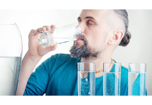 мужчина пьет воду