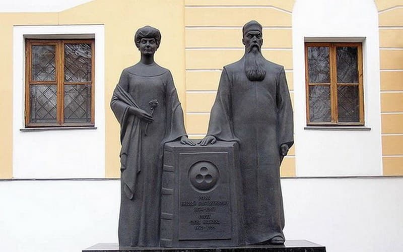 Памятник Елене Рерих и Николаю Рериху в Москве