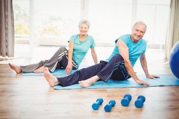 пенсионеры выполняют упражнения йоги