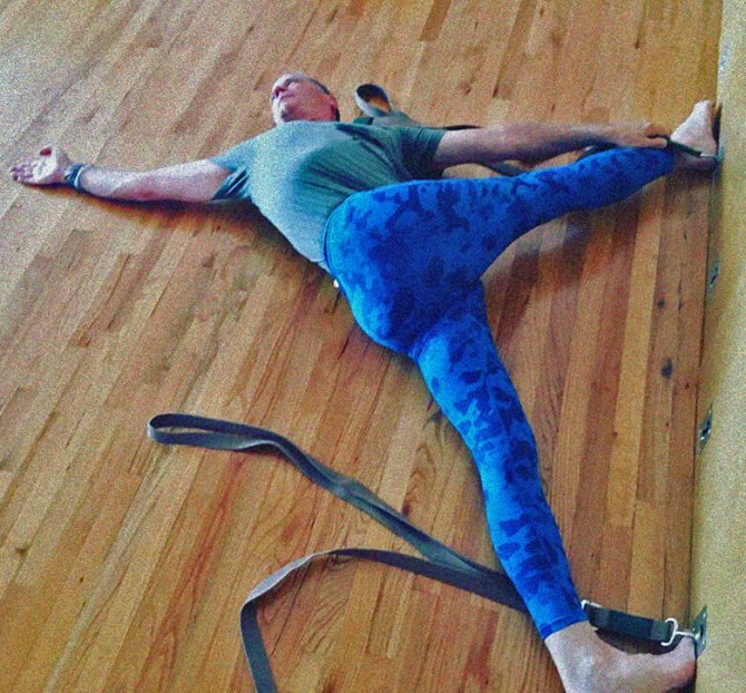 Положение лежащего треугольника с прямой ногой йога