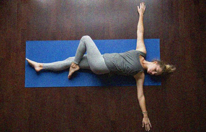 Положение лежащего треугольника с согнутой ногой йога