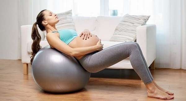 Популярностью пользуется у беременных и йога с мячом.