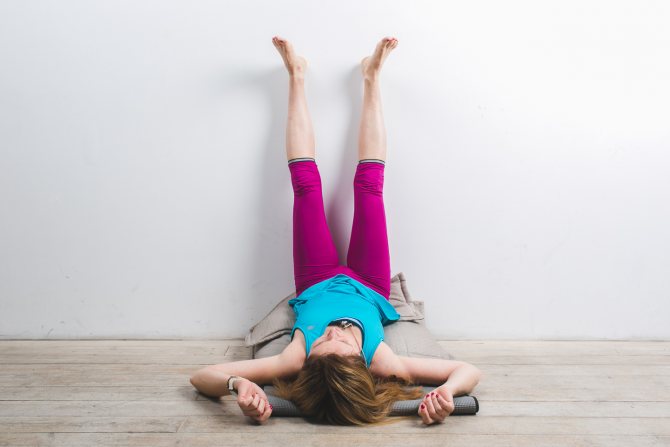 Растягиваем икроножные мышцы и ахилловы сухожилия Важно: стопу задней ноги не разворачивайте в сторону и не отрывайте пятку. Зафиксируйте эту позу на 5-7 дыханий. Выполните ее на другую ногу
