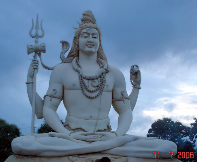 Статуя Шивы в Джабалпуре