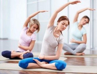 Йога способствует расслаблению мышц, что полезно при спазмированом пояснично-крестцовом отделе спины